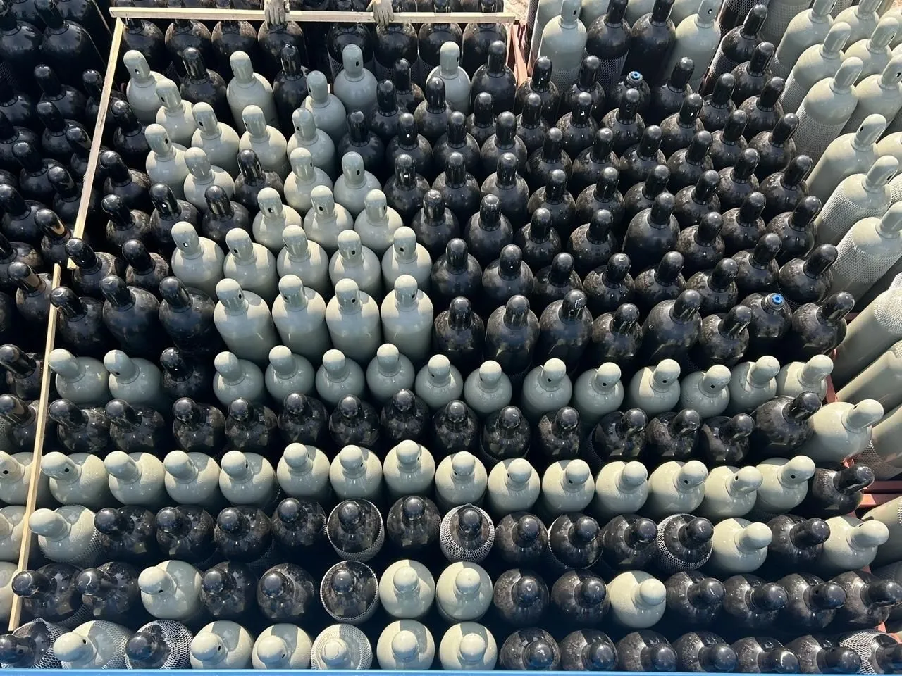 Полный контейнер газовых стальных новых водородных баллонов 350 шт. 50 л 300 бар без вентиля ТР ТС 032 горловина E25